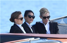 公子女王相伴出游，黑超闪亮意大利海滩