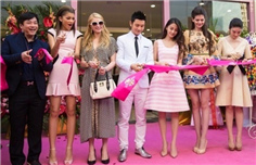 Angelababy站台黄晓明新店秀恩爱