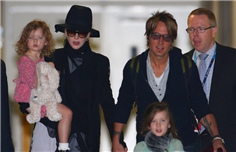 妮可基德曼全家出游 爱女卷发蓬松可爱抢镜