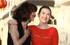 章子怡出席法国卡布尔电影节 获苏菲·玛索颁发金天鹅奖