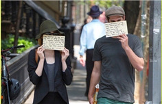 “石头姐”“加菲”举牌遮脸戏狗仔 夏日炎炎难挡两人甜蜜