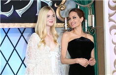 《沉睡魔咒》日本首映式 安吉丽娜·朱莉、艾丽·范宁现身