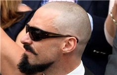 休叔八字胡黑超酷帅现身温网 “石头姐”秀“加菲”秀美腿