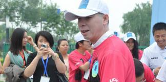 冯小刚粉衣帅气玩骑行 欲作&quot国际生态微电影展&quot评委