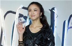 汤唯出席韩国品牌活动 黑白俏皮短裙亮相 与EXO四成员合影