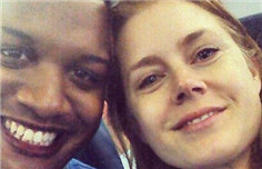 艾米亚当斯低调让座美国士兵 网友推特爆料 