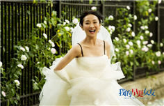 “我的早更女友”曝周迅婚纱照 身着婚纱大步狂奔于街头