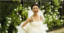 “我的早更女友”曝周迅婚纱照 身着婚纱大步狂奔于街头