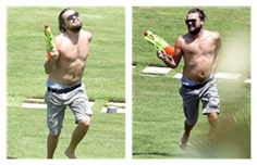 小李与友人休闲玩水枪——挺肚腩快乐忘形，要被玩坏