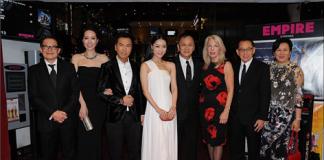 《一个人的武林》伦敦电影节首映 甄子丹白冰冒雨出席红毯