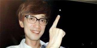 周传雄现身街头仍暴瘦 携妻子逛街秀恩爱 结婚13年感情稳定