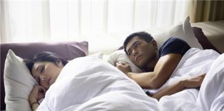 《单身男女2》曝床戏剧照 古天乐向杨千嬅跪地求婚