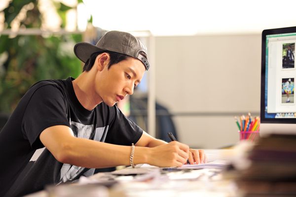 朴海镇 微电影 坏家伙们 一个设计师的独白