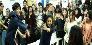 《实习生》曝“三姐妹食堂打架”剧照 赵丽颖无辜惨遭泼饭