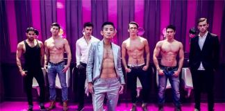 吴君如“变性”大秀胸腹肌 新片《十二金鸭》演男人