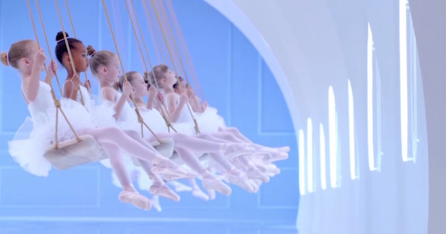 法航全新治愈广告,带你浪漫带你飞,航空公司广告,秋千创意